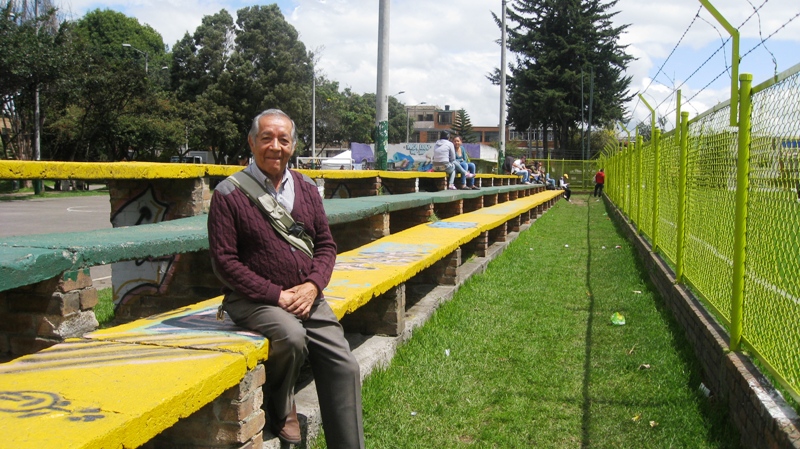 Persona mayor en el parque